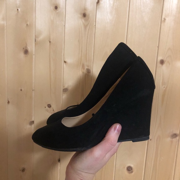 Black velvet wedges. - Picture 2 of 2